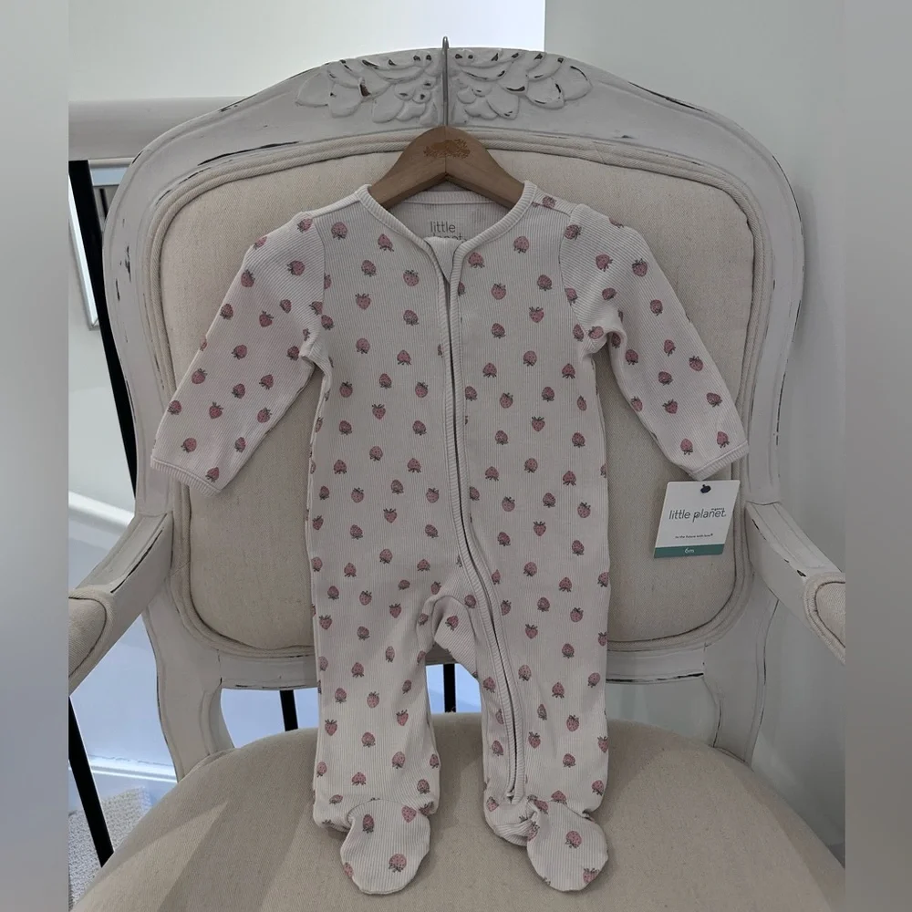 🤍 6 Mth Organic Ribbed Strawberry Print Baby Footie Onesie in Oat NWT - Picture 2 of 10